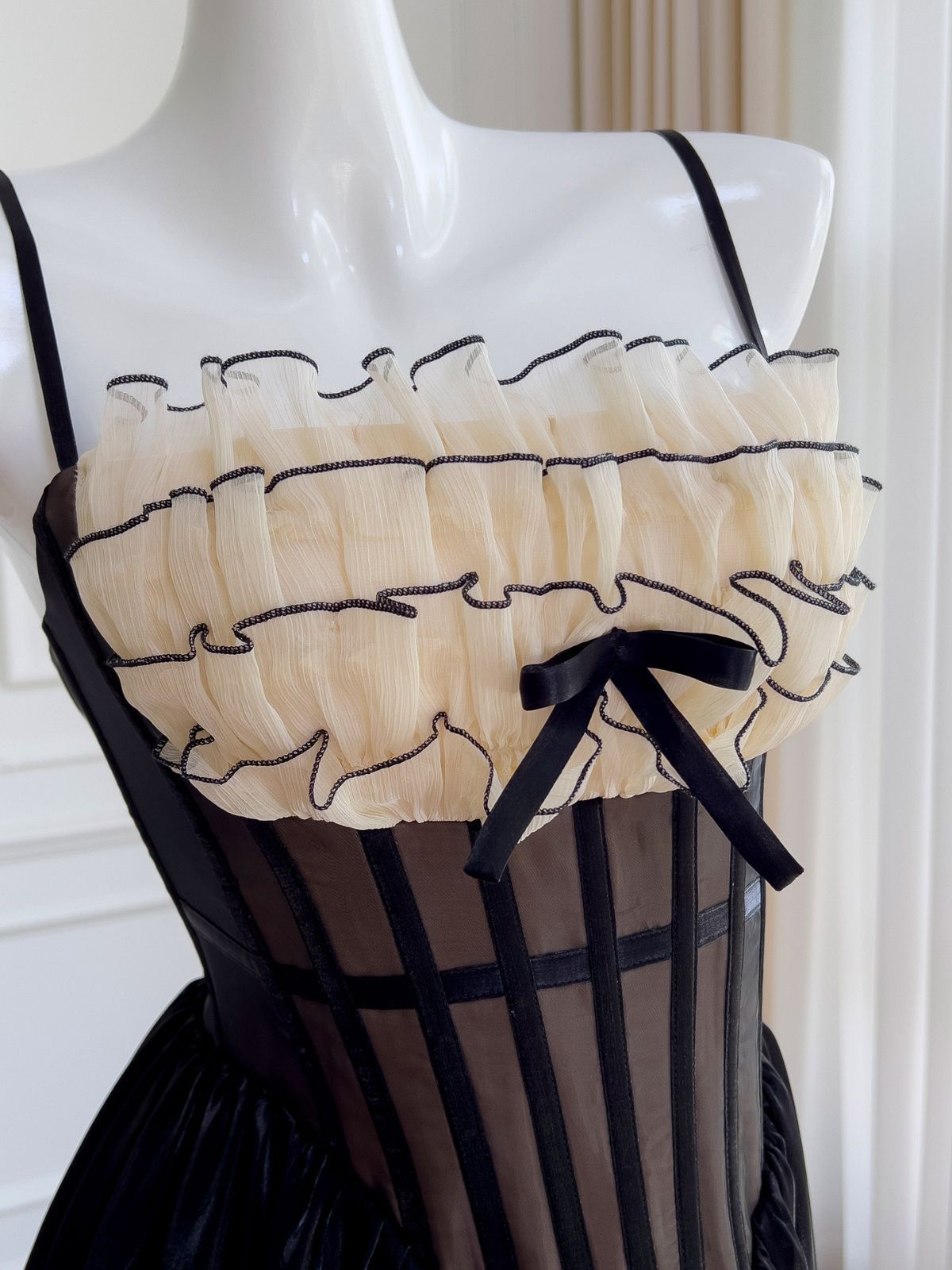 Robe à bretelles en dentelle noire Hepburn Wind