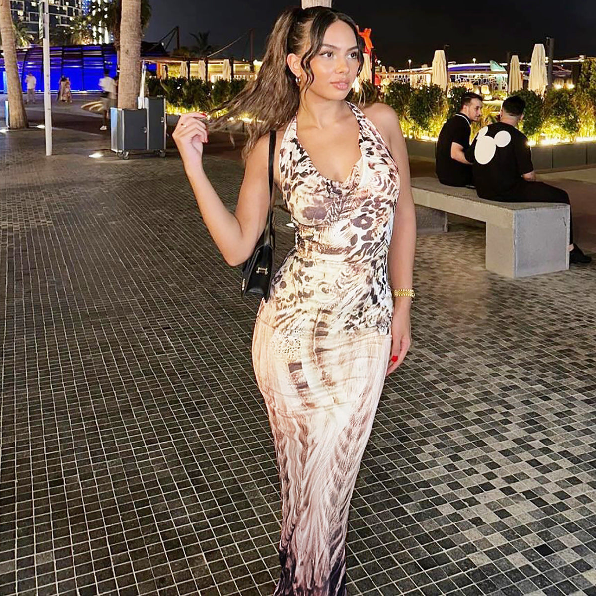 Robe fourreau dos nu à lacets