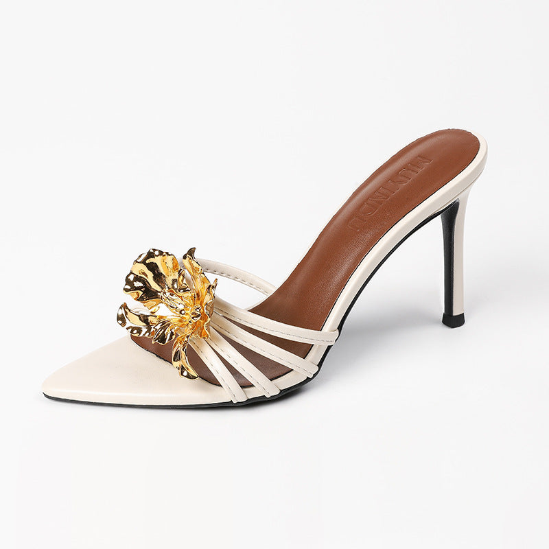Sandali con tacco alto e punta aperta, stiletto e fiore in metallo