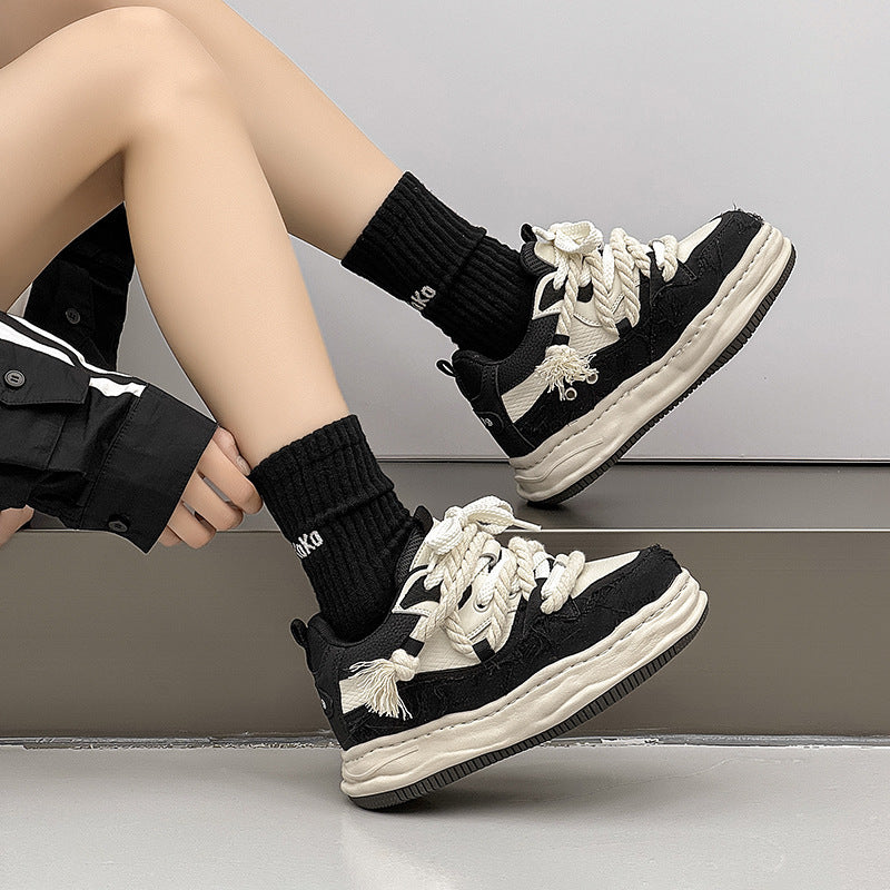 Chaussures décontractées invisibles à semelle dissoute augmentant la hauteur