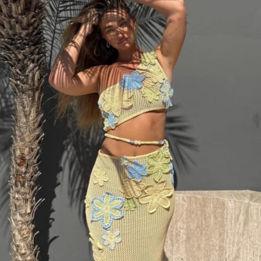 Ensemble élégant en tricot creux sans manches avec haut à épaules obliques et robe mi-longue