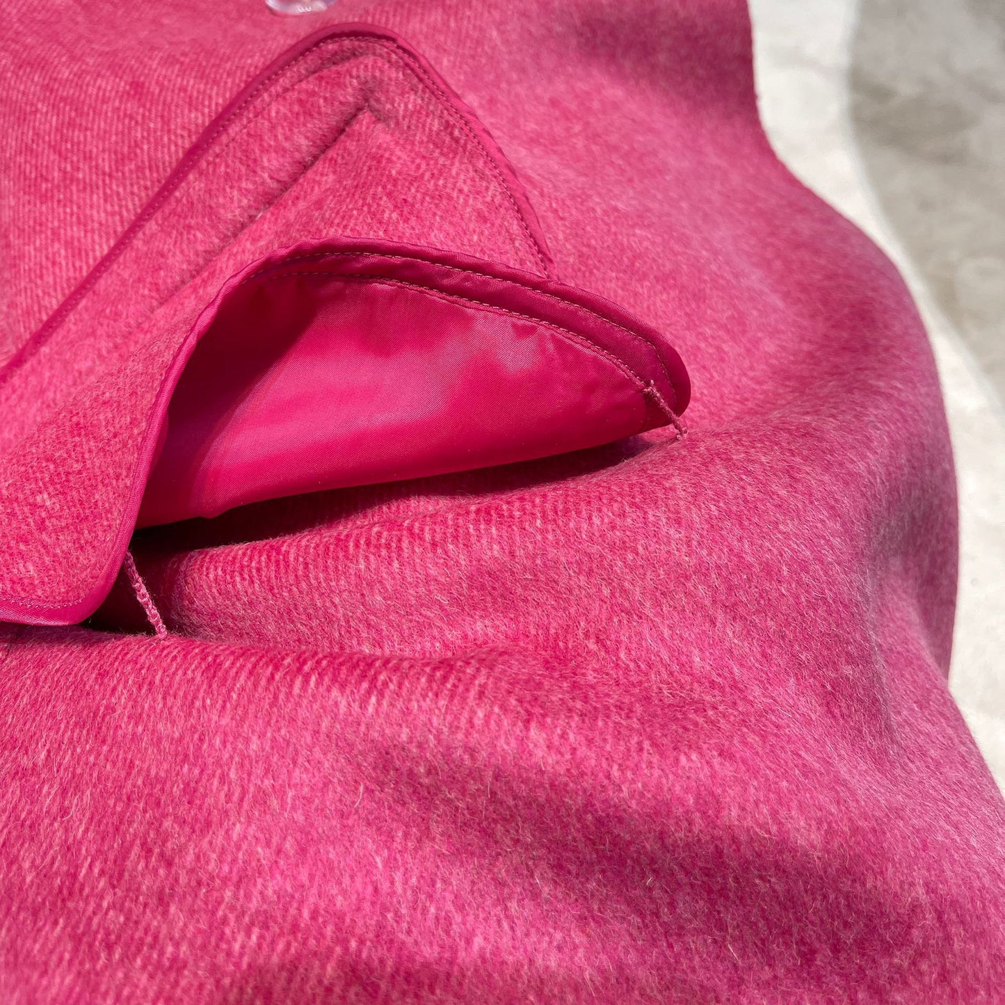 Cappotto di lana femminile sottile, morbido e confortevole, con cintura di colore sfumato alla moda