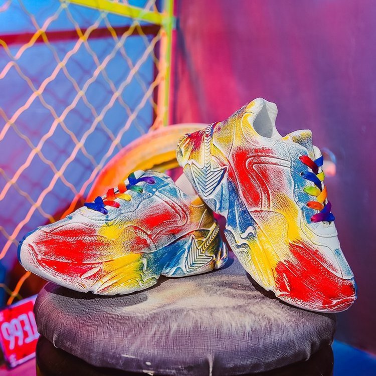 Chaussures blanches à plateforme pour femmes, style graffiti décontracté.