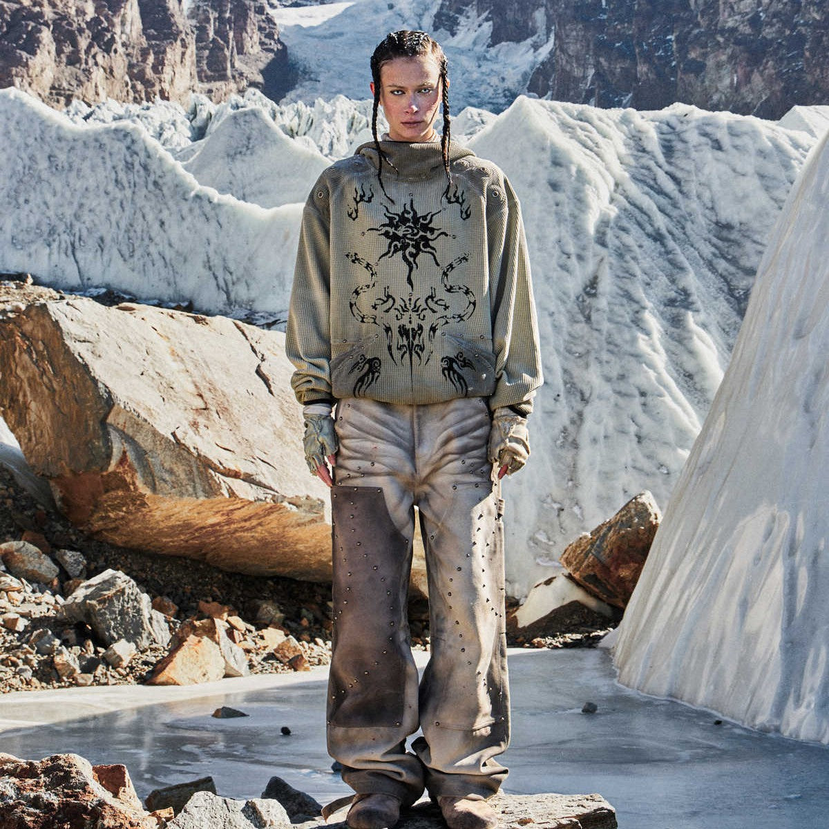 Le sweat à capuche en maille gaufrée vous garde au chaud.