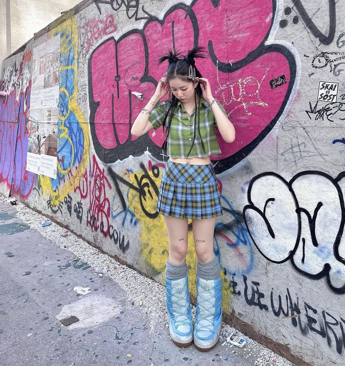 Jupe courte plissée taille haute pour femme, fine et assortie, avec un mot.