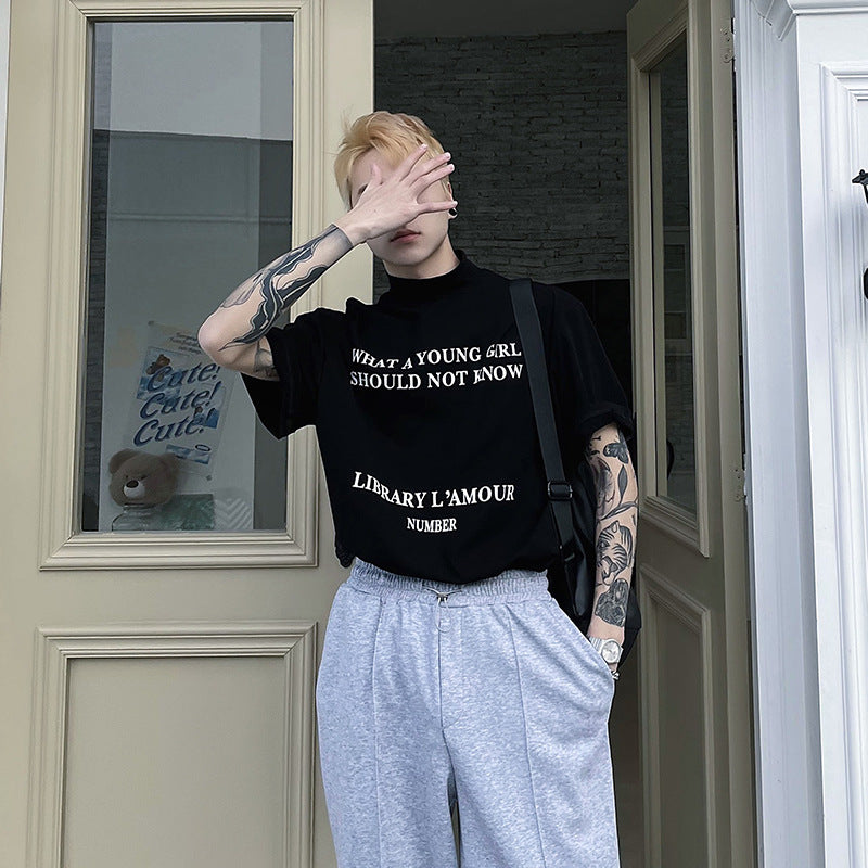 T-shirt à manches courtes et col montant imprimé en anglais pour hommes