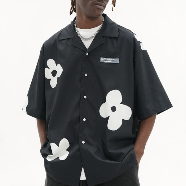 Camicia a maniche corte con colletto cubano e silhouette dipinta a mano