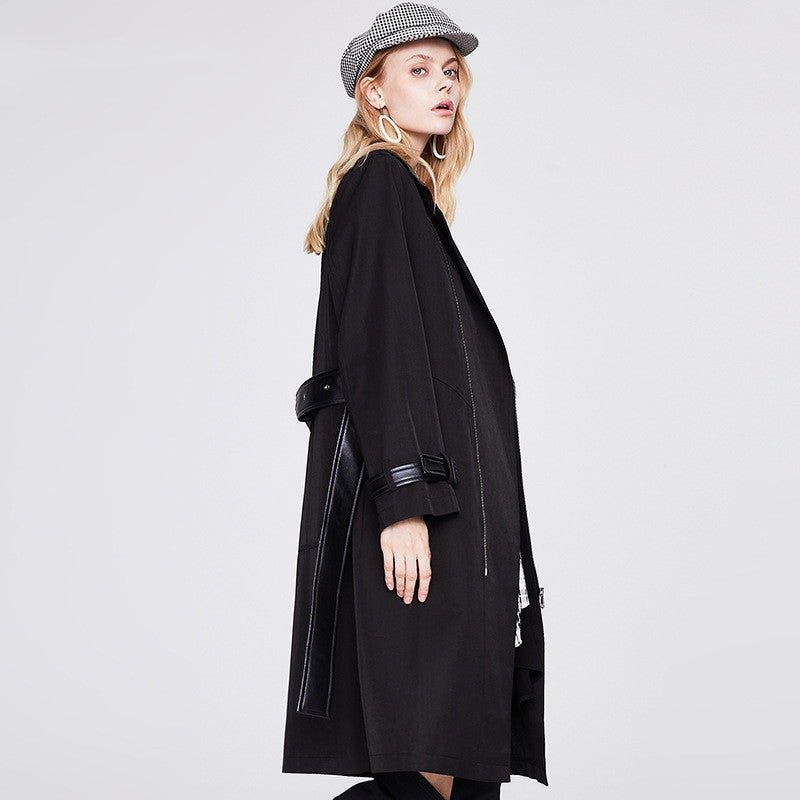 Trench-coat mi-long contrasté au design haut de gamme