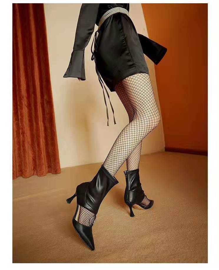 Sandali con tacco alto e cavi di nicchia, stile street bombing estivo