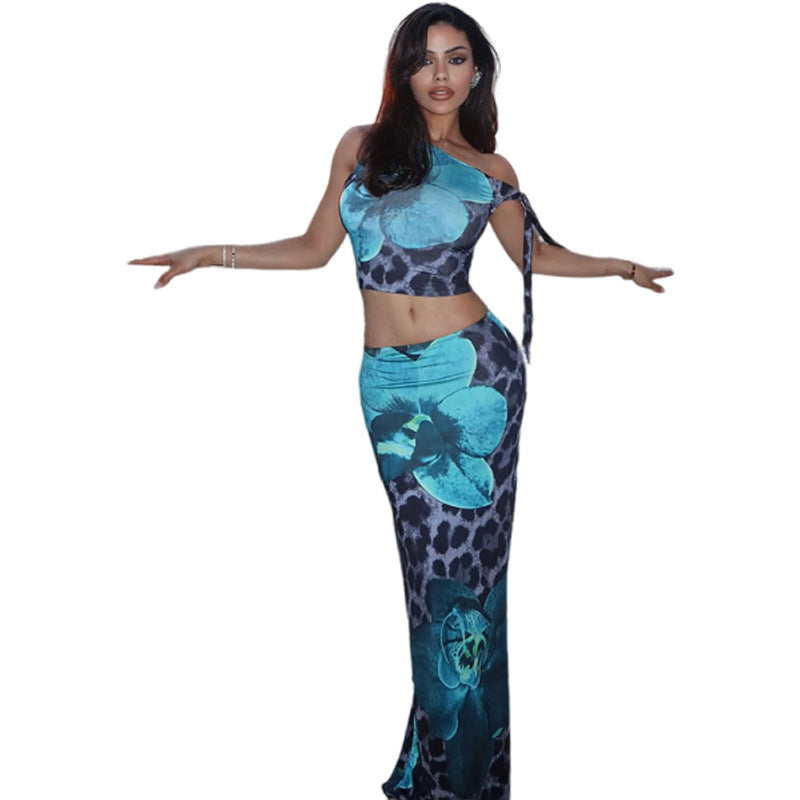 Abito lungo senza maniche con stampa leopardata a contrasto di colore e stampa floreale che lascia scoperta la vita