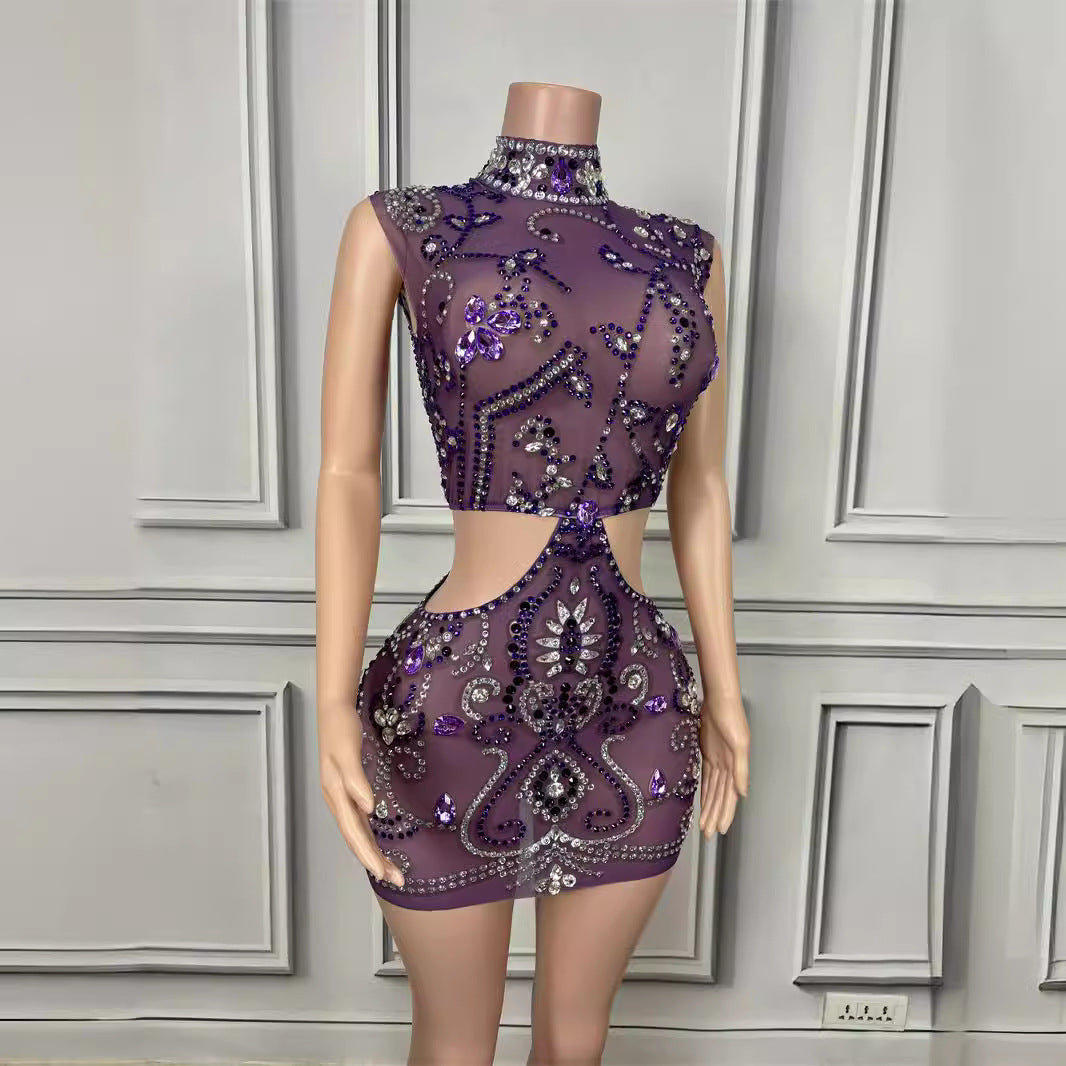 Robe moulante violette à découpes ajourées et diamants