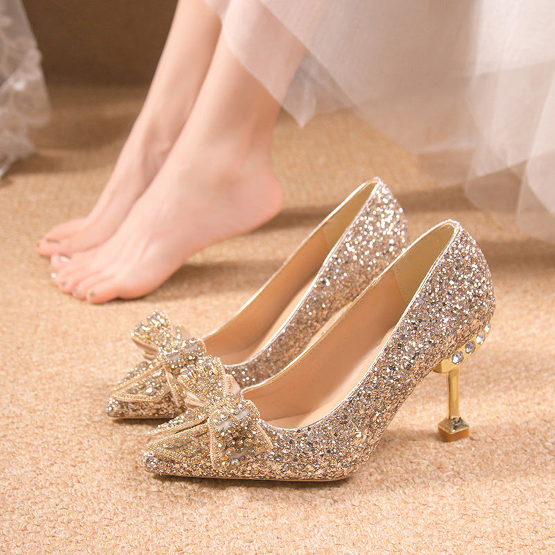 Scarpe a punta con stiletto e paillettes di cristallo