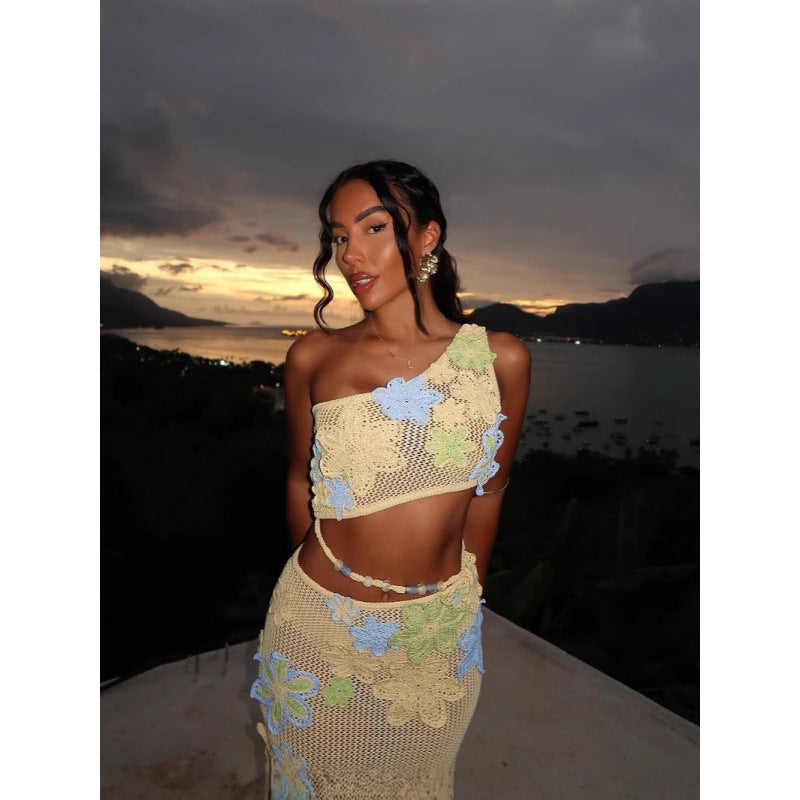 Ensemble élégant en tricot creux sans manches avec haut à épaules obliques et robe mi-longue