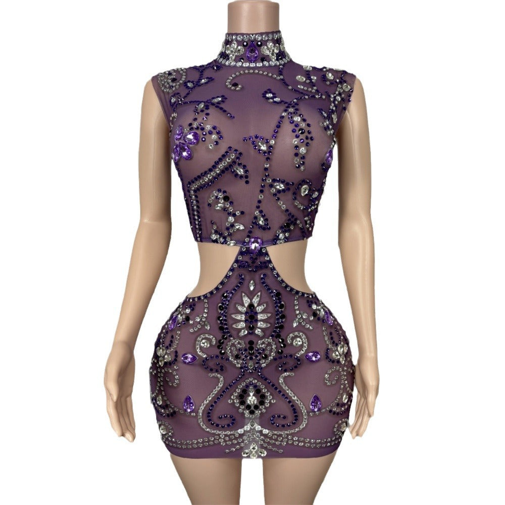 Robe moulante violette à découpes ajourées et diamants