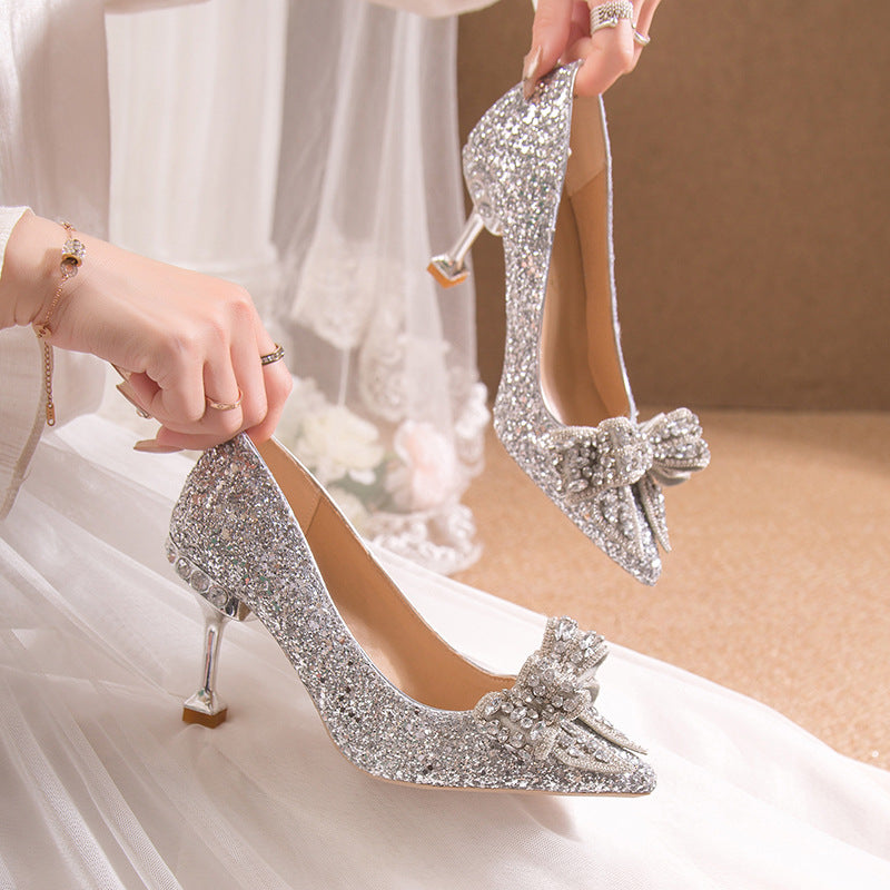Scarpe a punta con stiletto e paillettes di cristallo