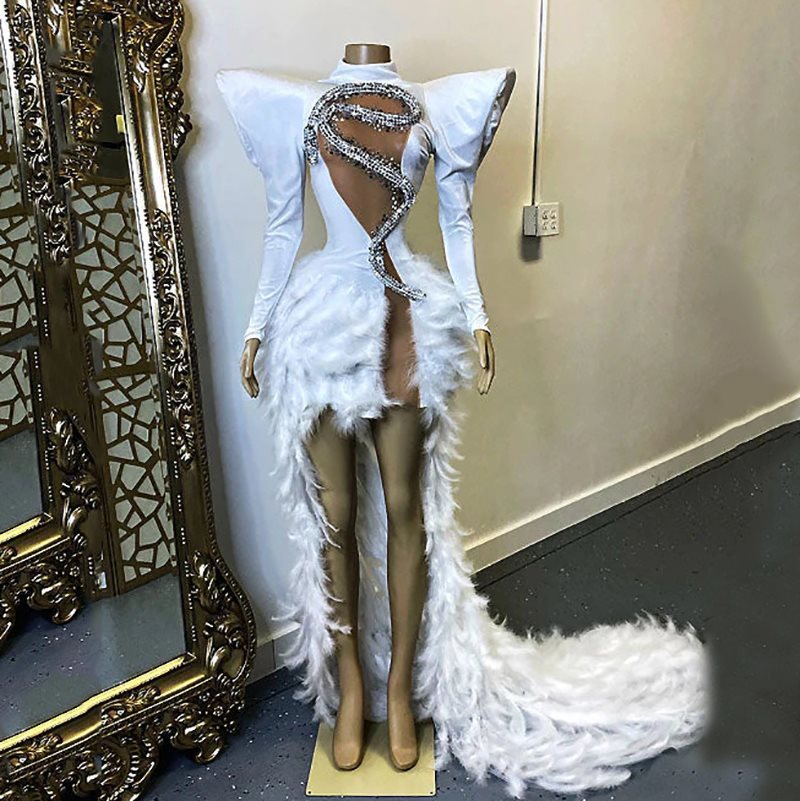 Robe de soirée en plumes et strass