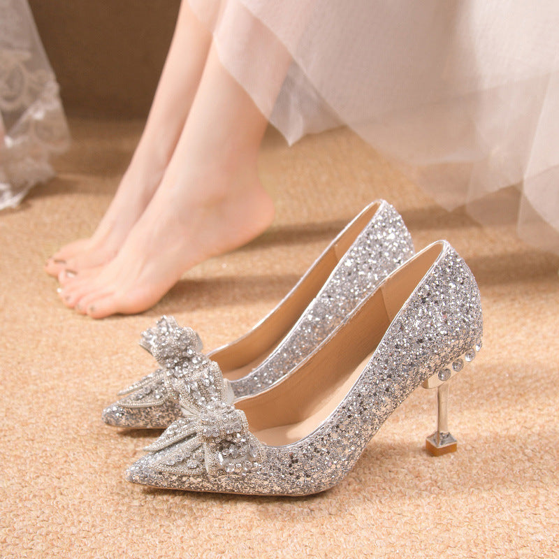 Scarpe a punta con stiletto e paillettes di cristallo