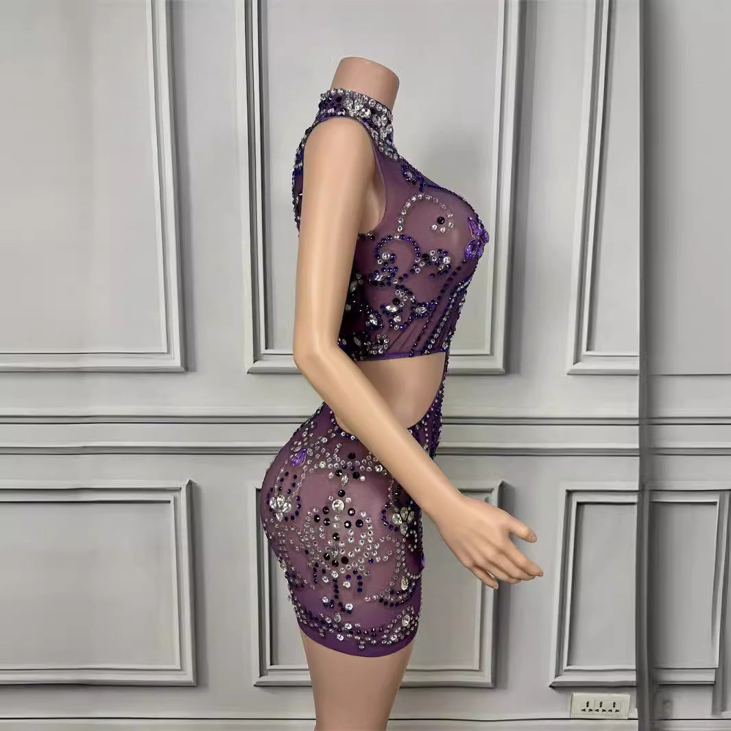 Robe moulante violette à découpes ajourées et diamants