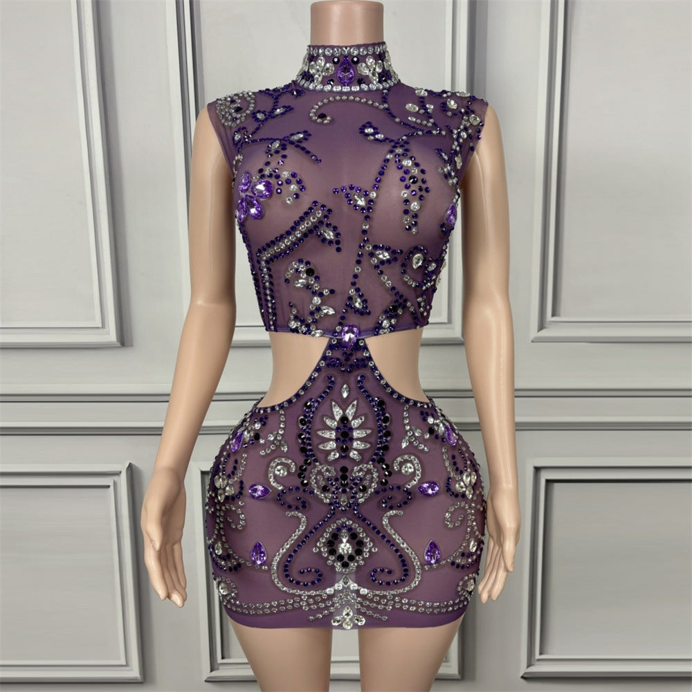 Robe moulante violette à découpes ajourées et diamants