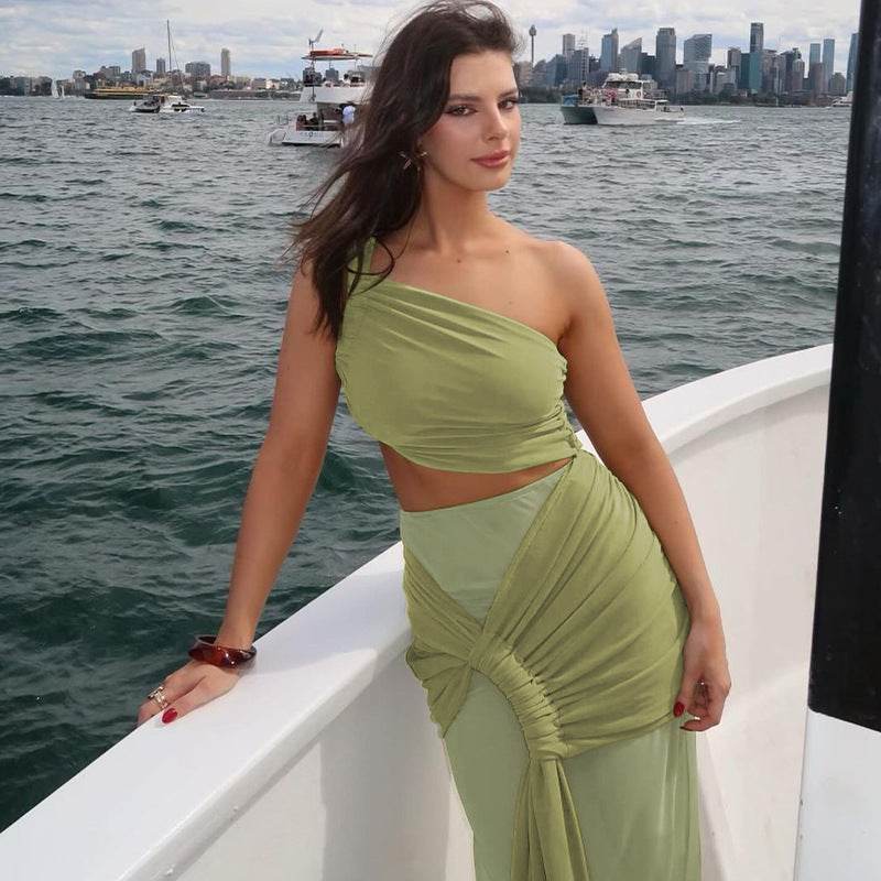 Completo sexy con gonna obliqua aderente e top senza spalline