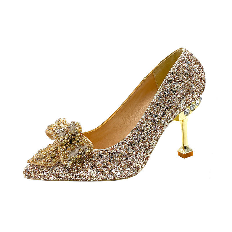 Scarpe a punta con stiletto e paillettes di cristallo