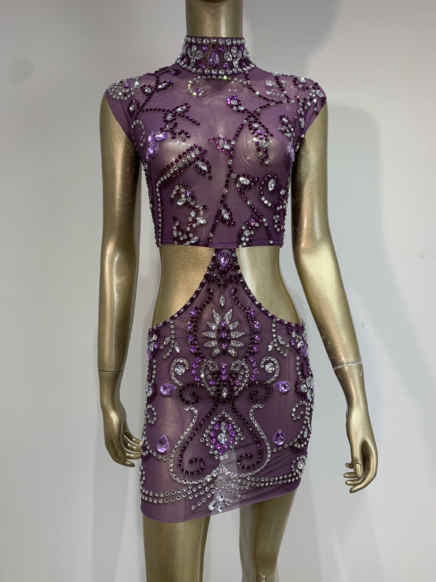 Robe moulante violette à découpes ajourées et diamants