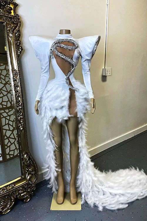 Robe de soirée en plumes et strass