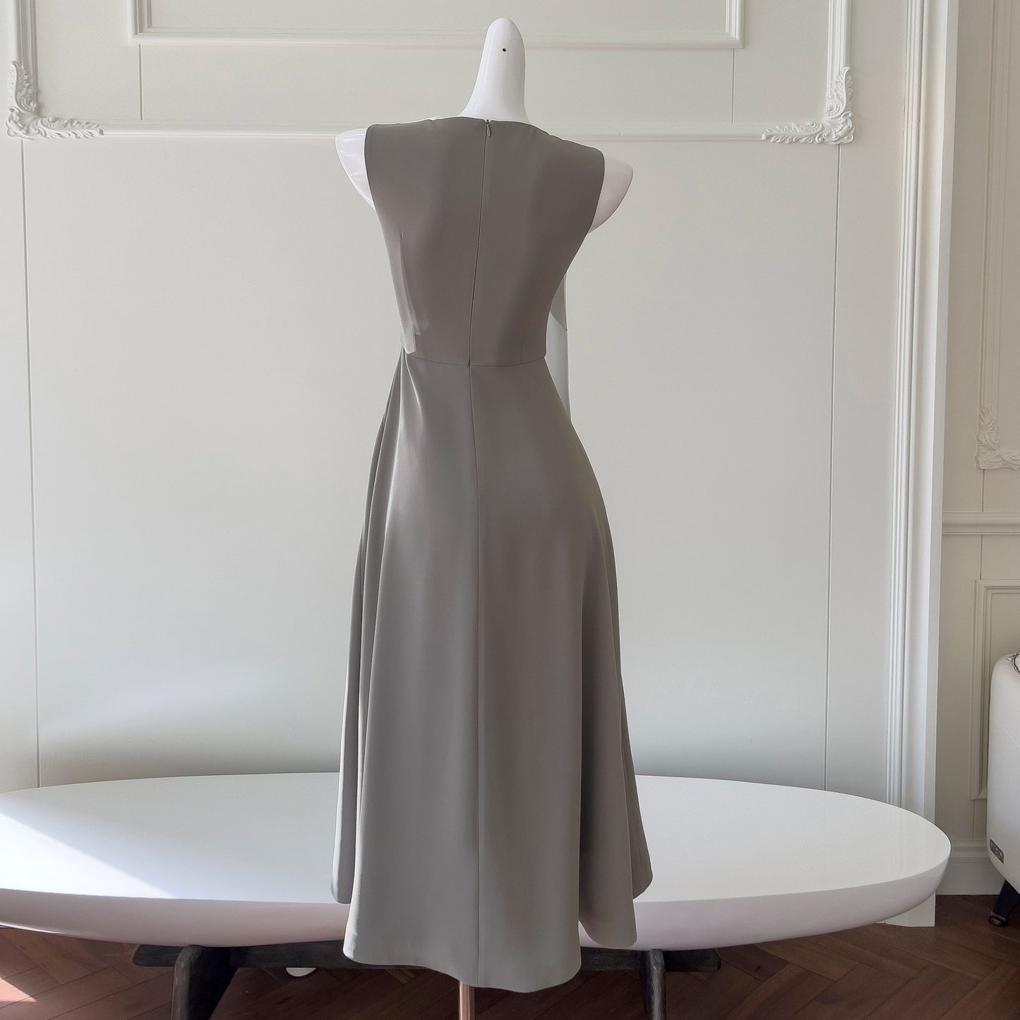 Robe sans manches de couleur contrastée rétro française