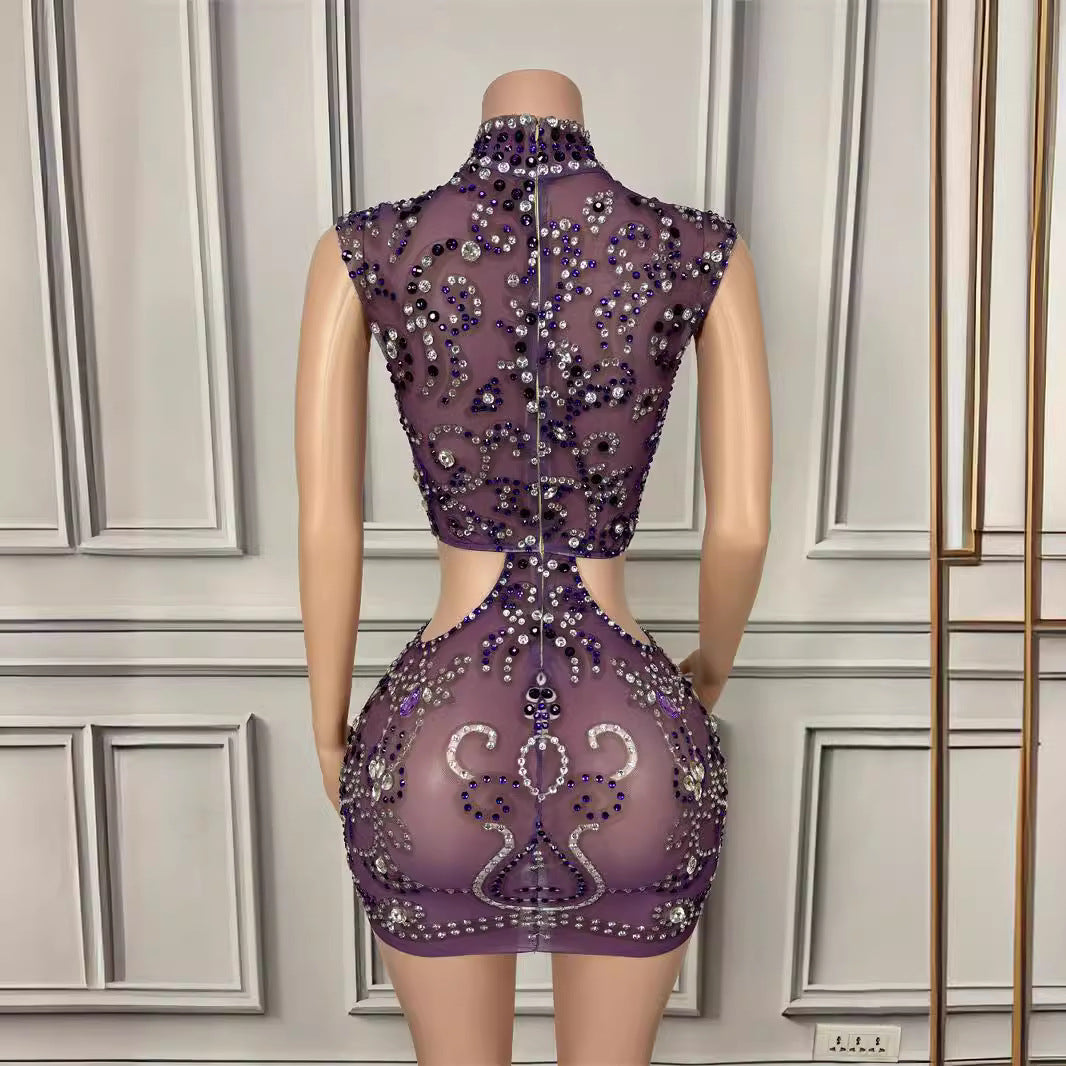 Robe moulante violette à découpes ajourées et diamants