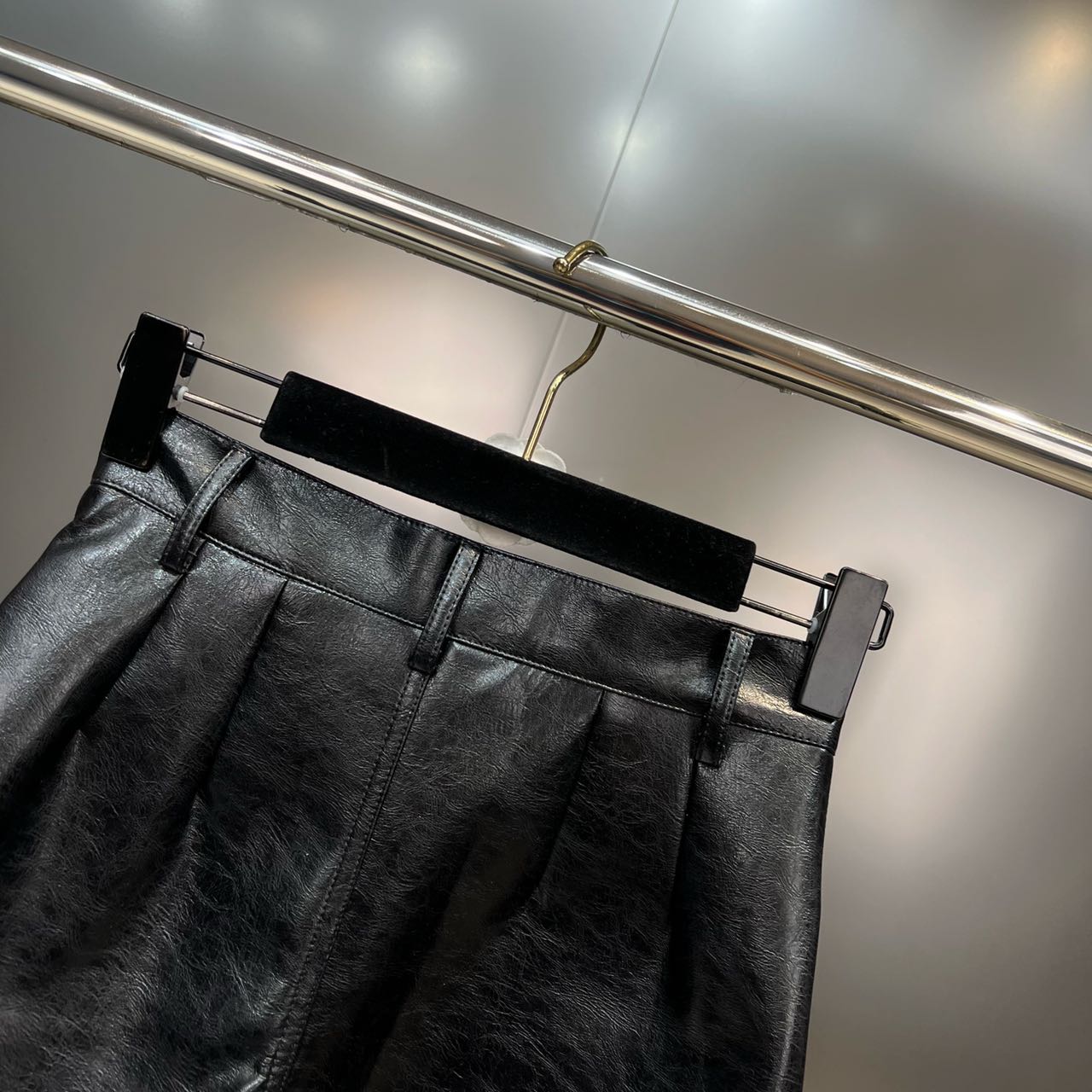 Ensemble pour femme : débardeur dos nu et short en PU brillant