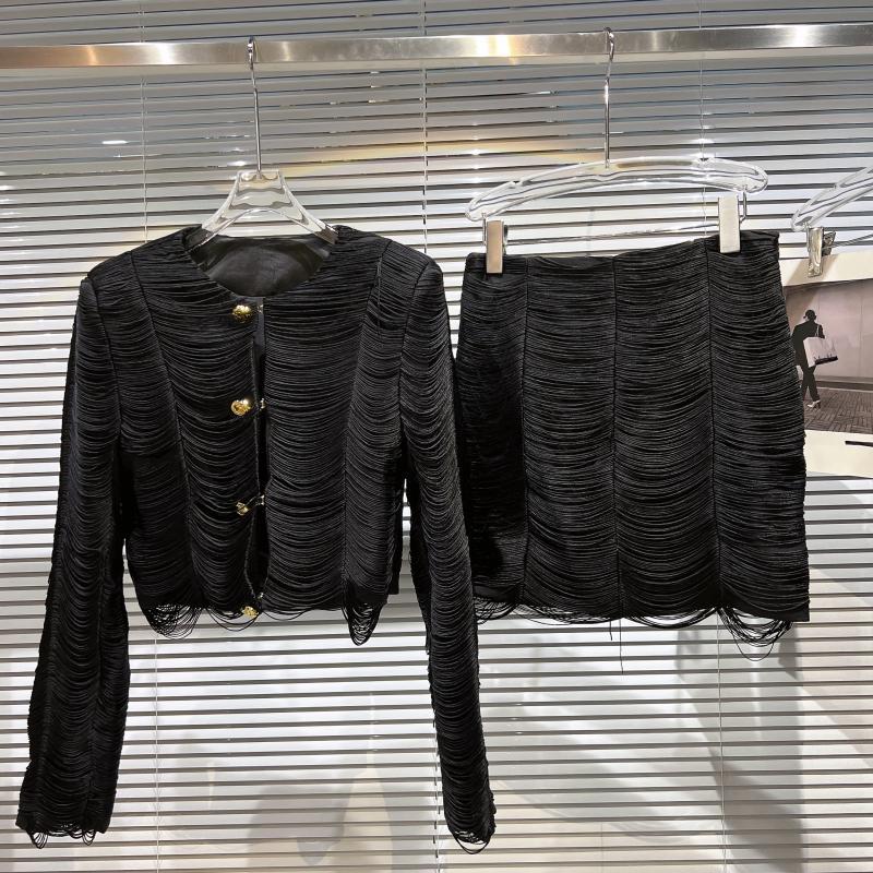 Nuovo abito corto con gonna e spalline imbottite in stile classico con nappa