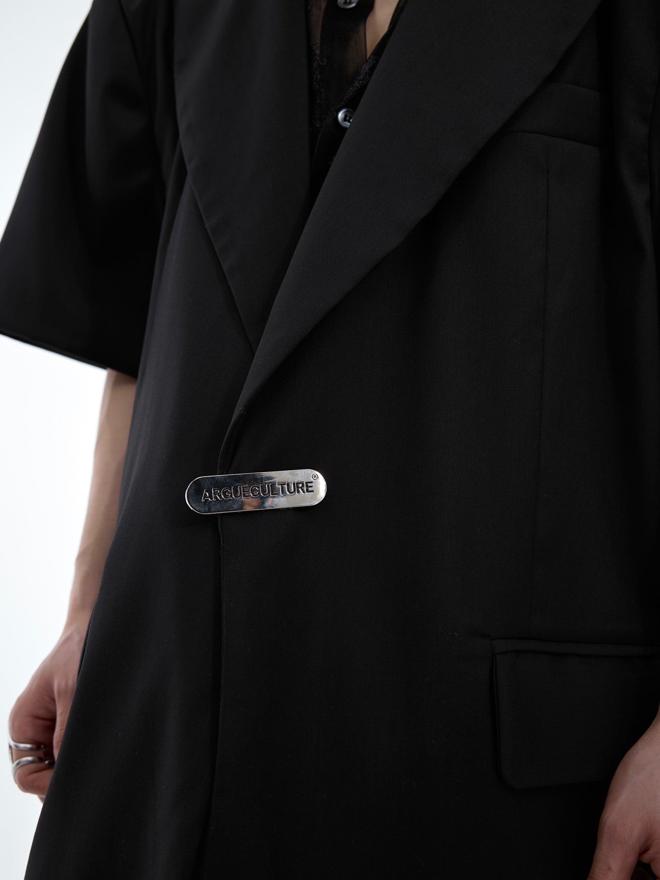 Profil en maille cousue, épaules rembourrées amples, manches courtes