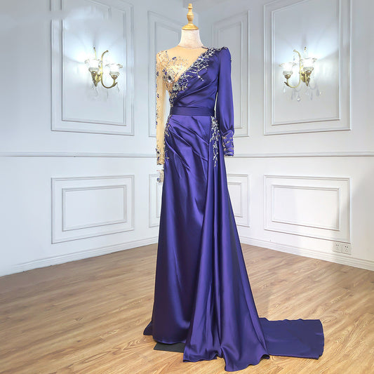 Robe moulante en satin rouge vin à col rond