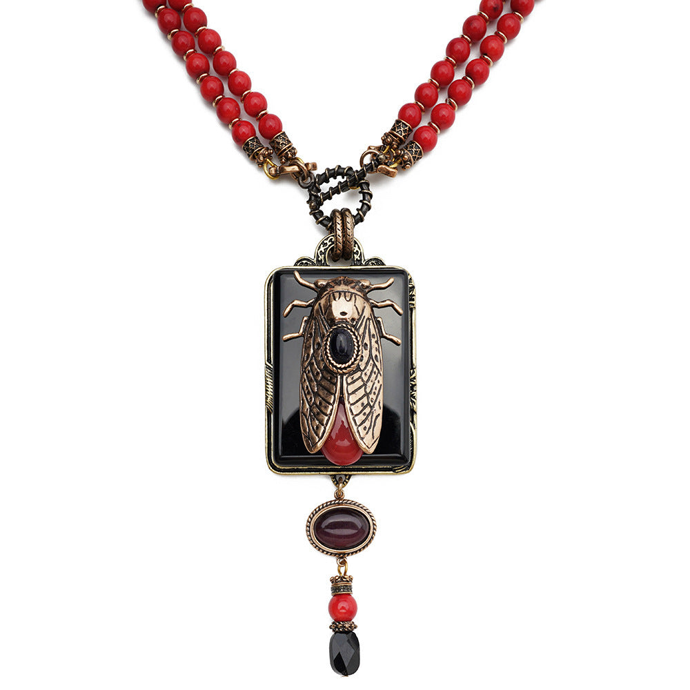 Collier en perles de bambou de la mer Rouge avec chaîne en agate naturelle et cigale dorée