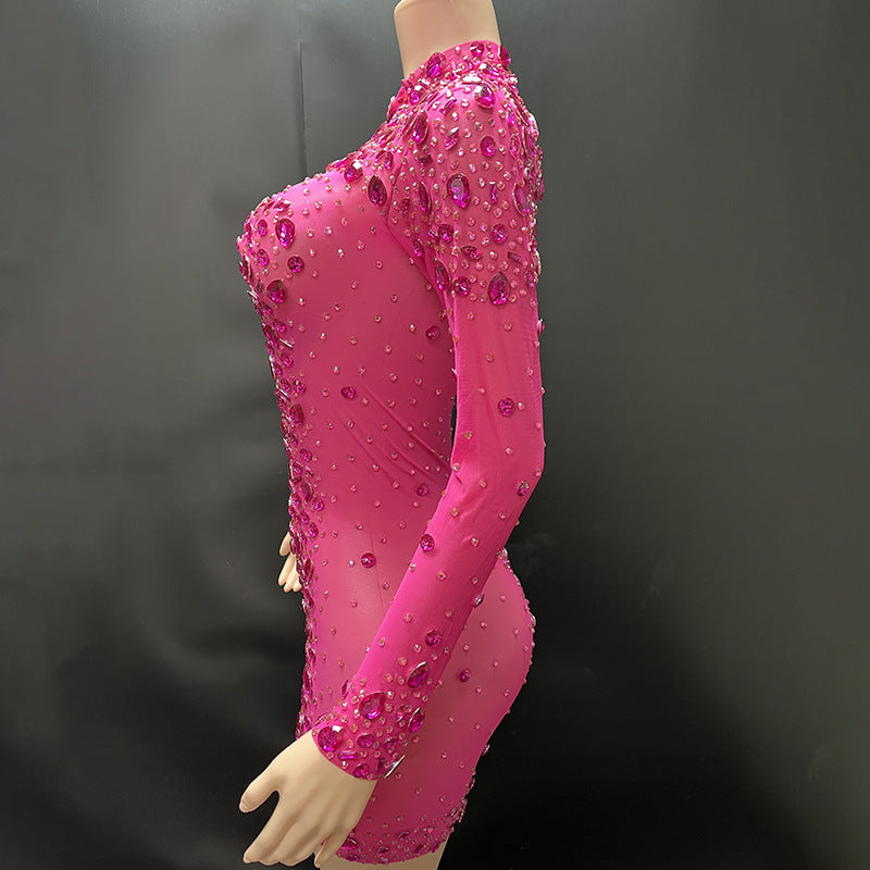 Robe de soirée fourreau blanche élégante et ajustée, défilé sur le tapis rouge