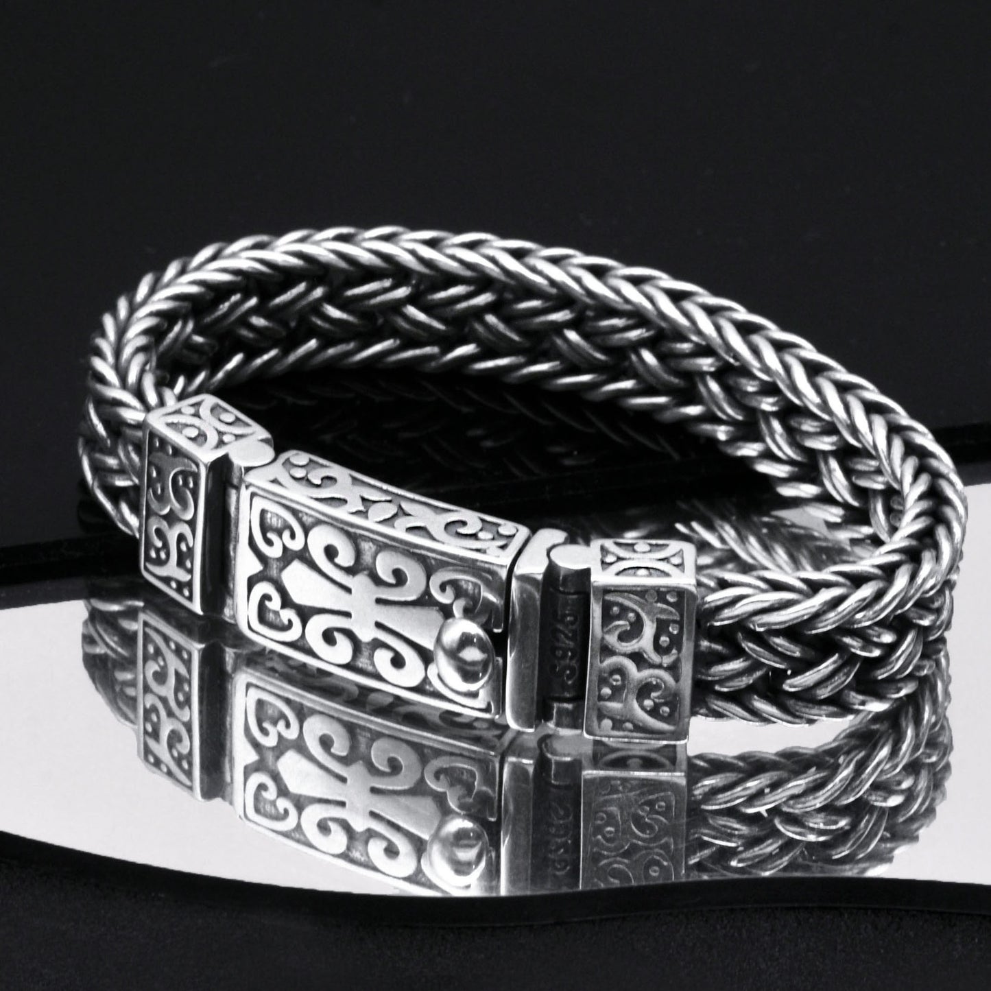 Bracciale antico intrecciato largo da uomo, spesso, con fibbia ad anello generosa del marchio Tide