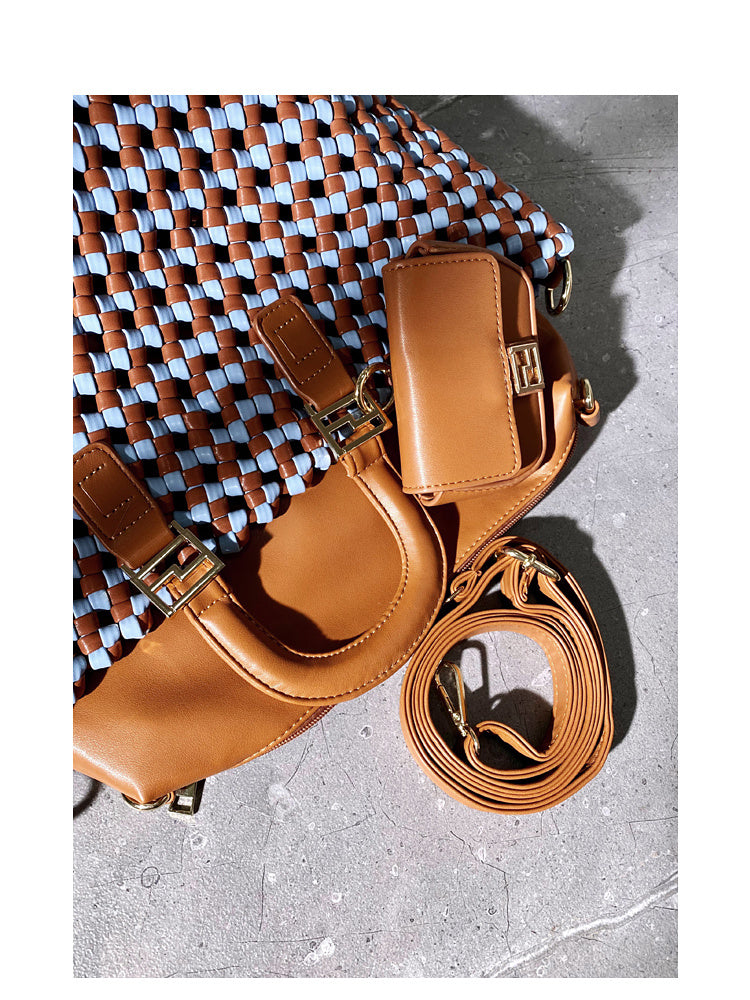 Borsa tote intrecciata a mano in pelle di mucca color a contrasto