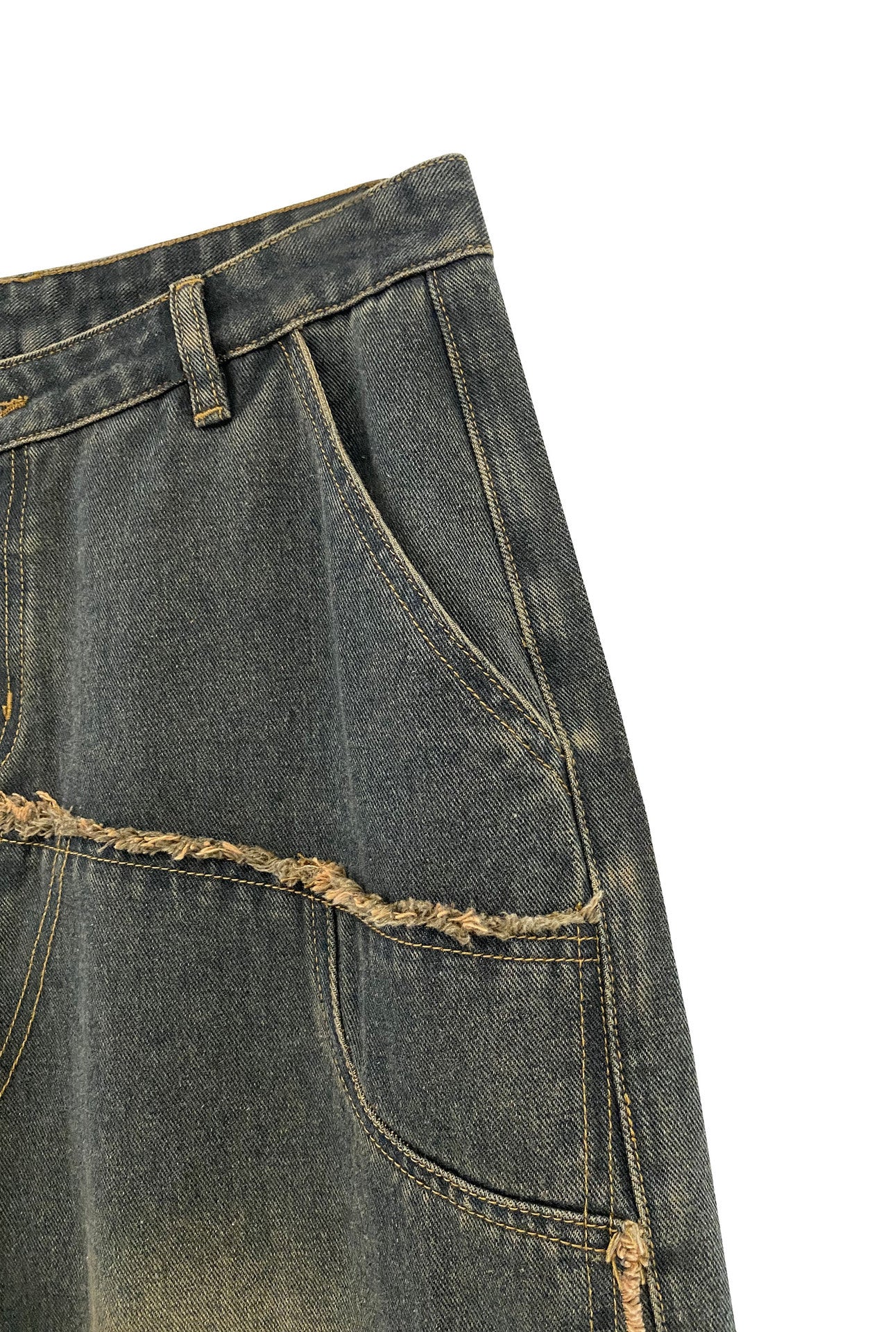 Pantaloni in denim larghi con bordi sfrangiati