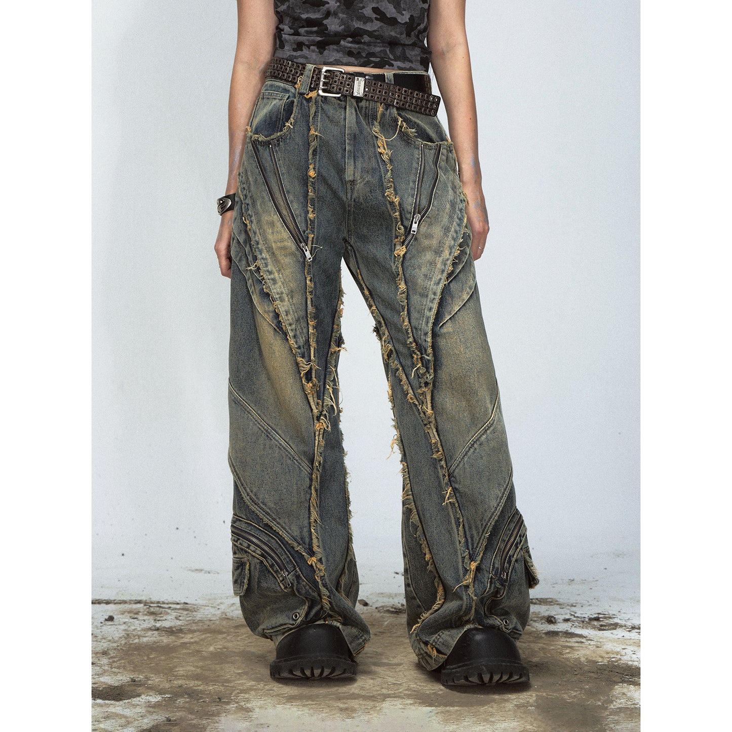 Jean rétro à coutures brutes, style industriel lourd, jambes larges