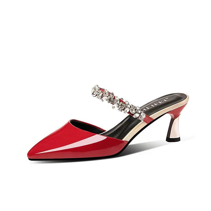 Vêtements d'extérieur à la mode, talons hauts et demi-traînée