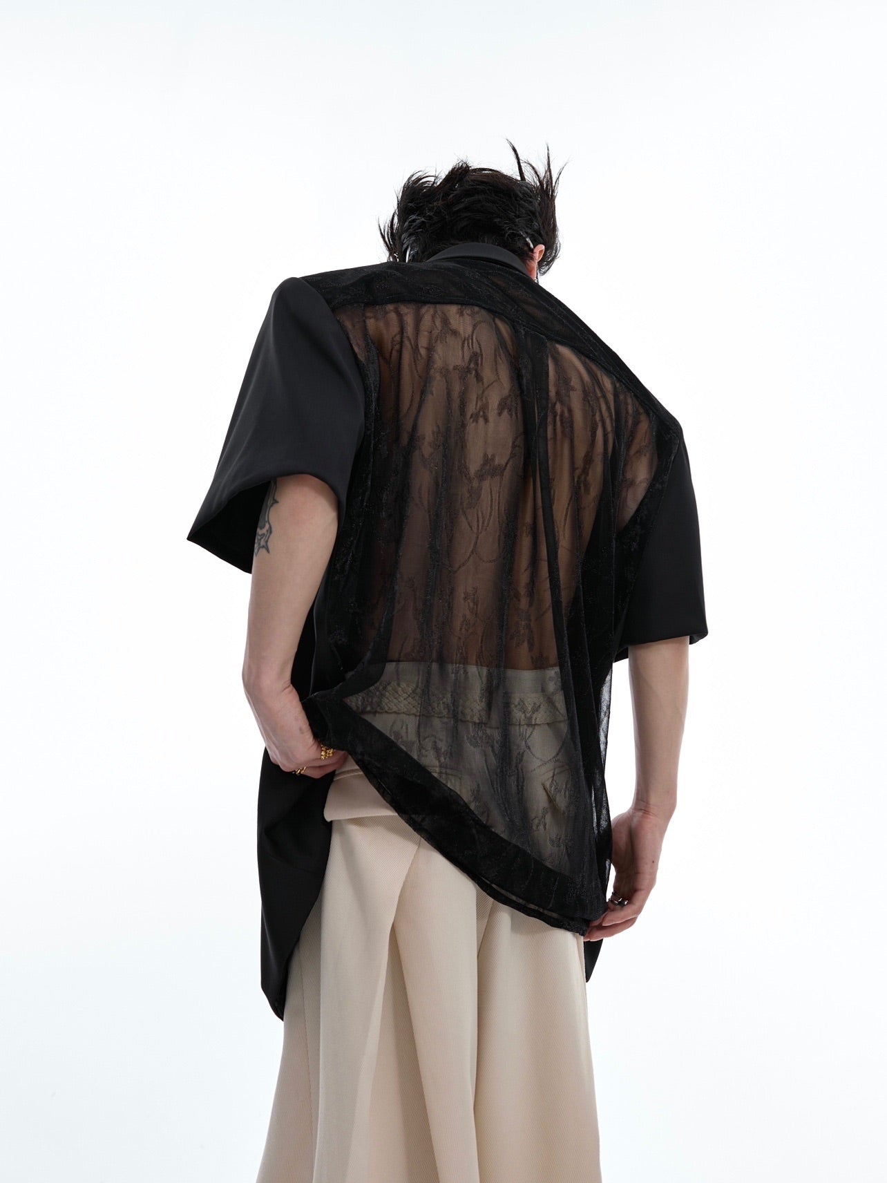 Profil en maille cousue, épaules rembourrées amples, manches courtes