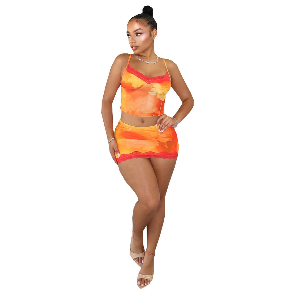 Combinaison en dentelle avec poitrine enveloppée et nombril exposé