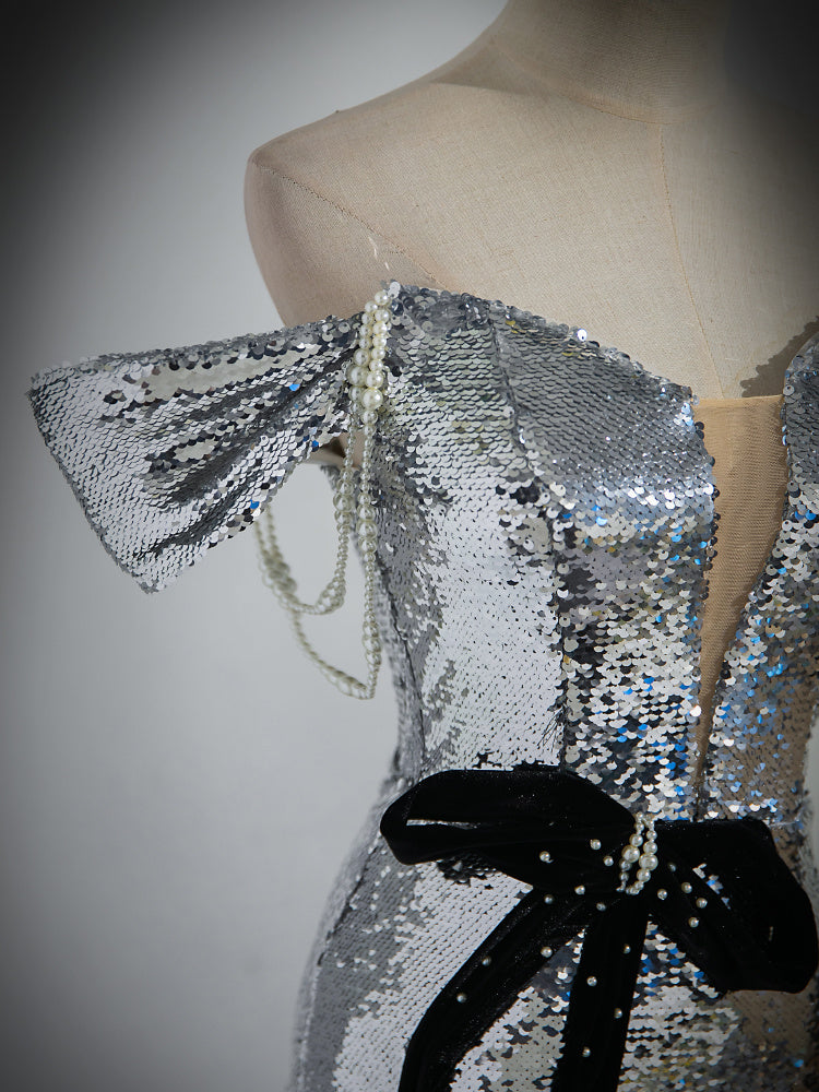 Robe de soirée à épaules dénudées et paillettes argentées