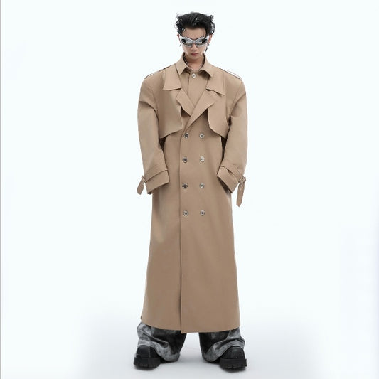 Une niche de l'industrie lourde déconstruit un faux trench-coat deux pièces à épaules rembourrées