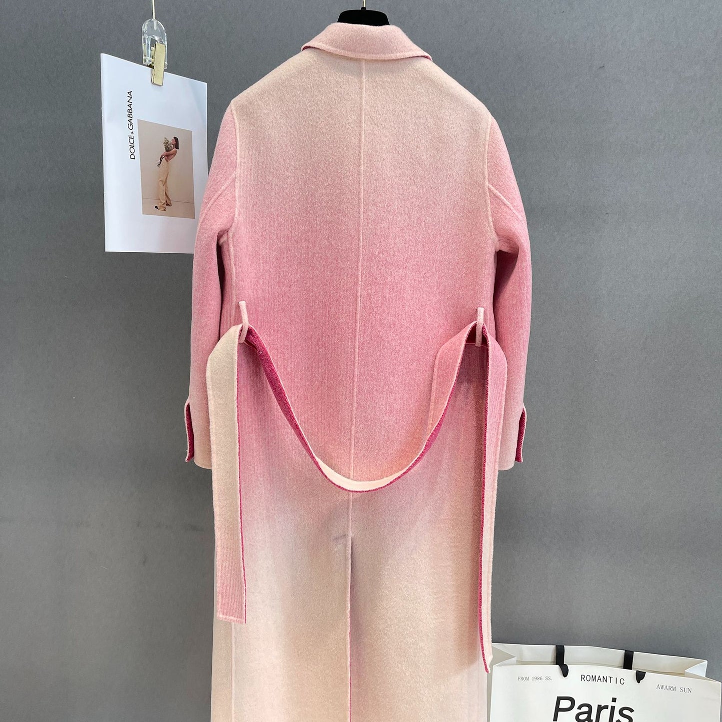 Cappotto di lana femminile sottile, morbido e confortevole, con cintura di colore sfumato alla moda