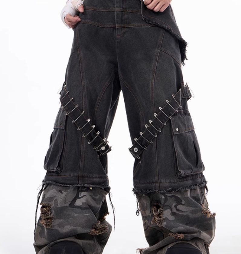 Jeans à structure d'épissure camouflage avec épingles et rubans