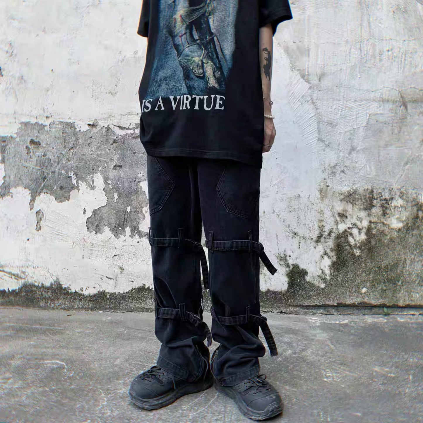 Pantalon décontracté en denim à lacets rétro, légèrement tendu, avec boucle métallique.