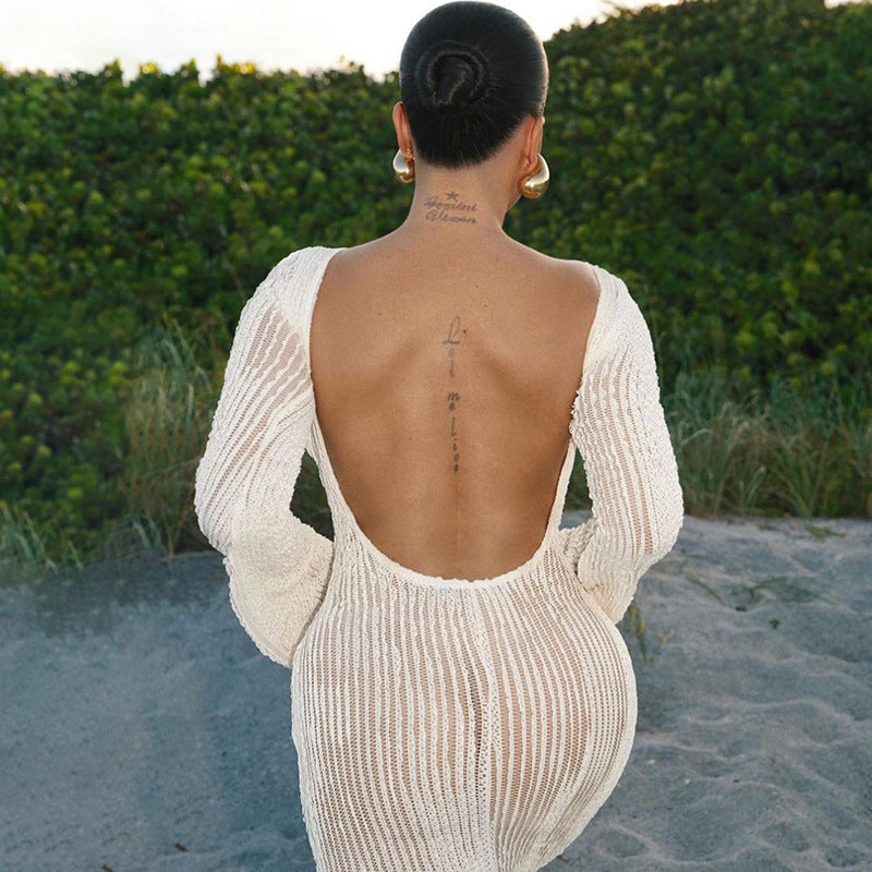 Robe dos nu moulante en tissu texturé, idéale pour l'automne