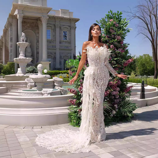 Abito con drappeggio fatto a mano con paillettes perline e cuciture a piume