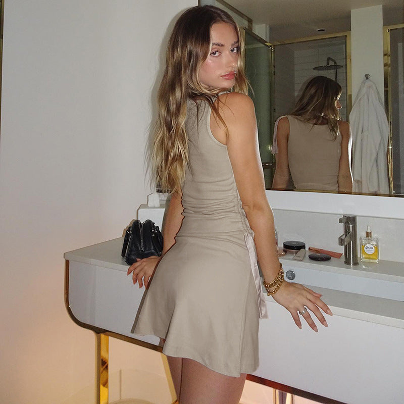 Combinaison sans manches à col rond et nœud latéral